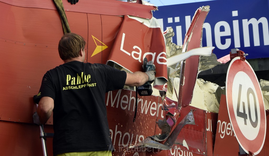 LKW blieb unter Bruecke haengen Koeln Deutz Opladenerstr Deutz Muelheimerstr P126.JPG - Miklos Laubert